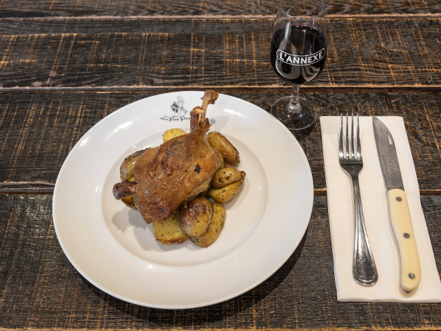 L'Authre Petite Périgourdine Le confit de canard et pommes de terre rissolées en persillade